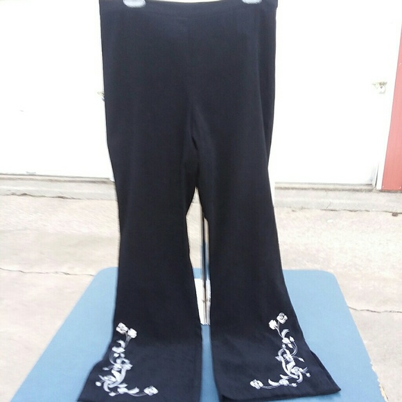 Ilyse Hart Ltd Pants - 😗3/$12 black velvety wide legs w/silver embroider